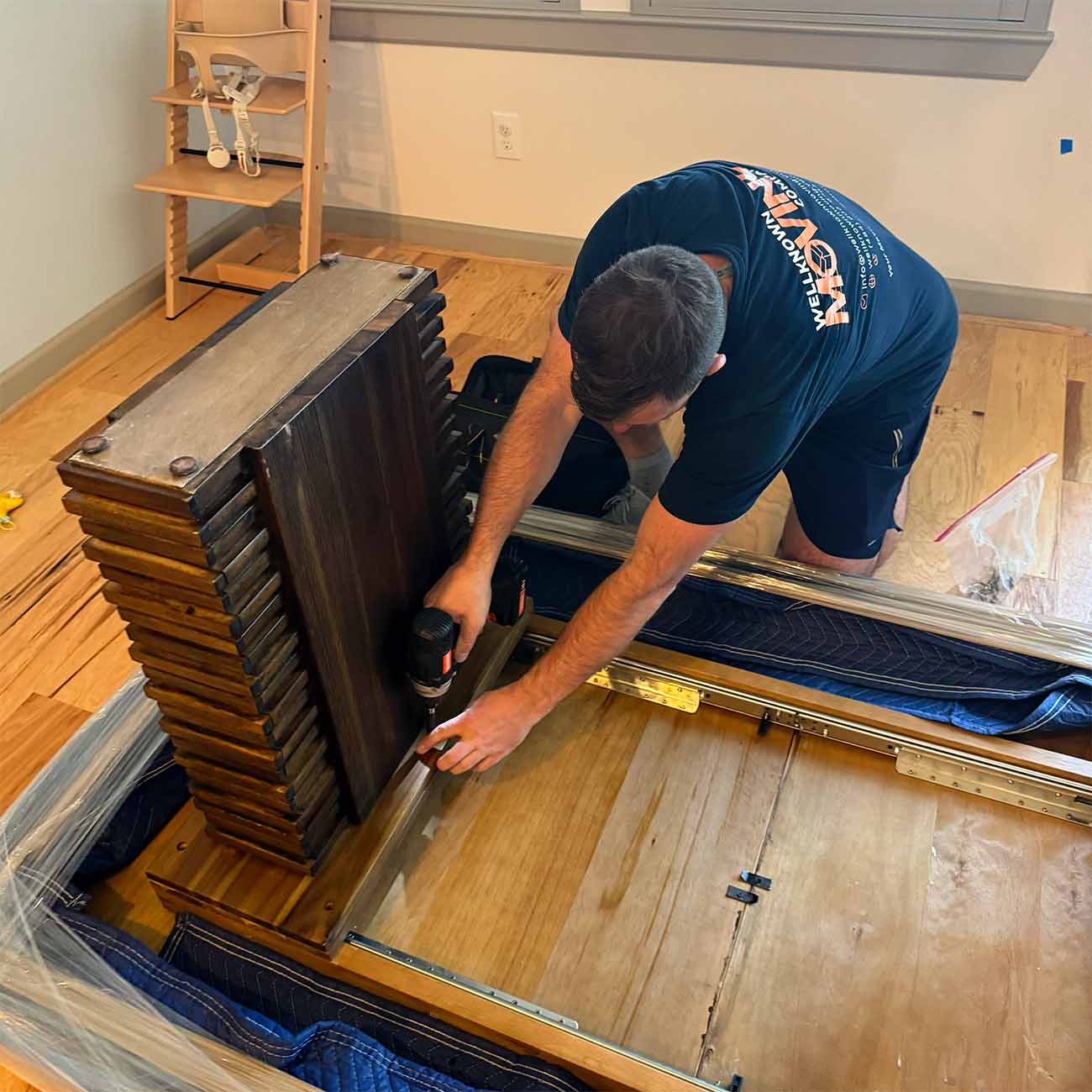 Mover assembling furniture